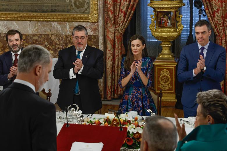 aplauden el discurso del rey Felipe (i, de espaldas), durante el almuerzo que los reyes han ofrecido a Arévalo de León y a la primera dama, Lucrecia Eugenia Peinado Villanueva, este jueves en el palacio Real en Madrid.
