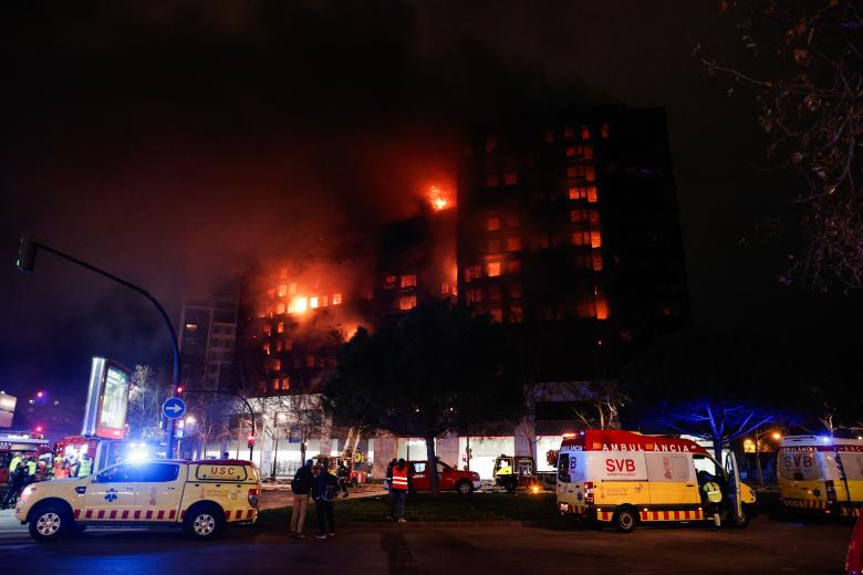 Vista del edificio en llamas en Valencia