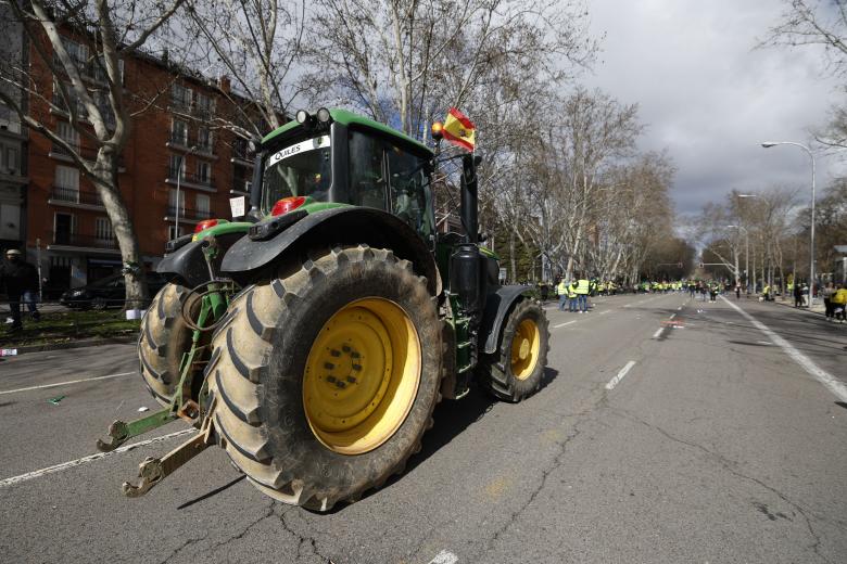 MADRID, 26/02/2024.- Agricultores de varios puntos de España salen a circular con sus tractore al Paseo del Prado hasta el número 46 del Paseo de la Castellana, donde se ubica la Oficina en España del Parlamento Europeo, en Madrid este lunes. España arranca una tercera semana de protestas del campo en un lunes en el que se producirá una cita clave en Bruselas- con el consejo de ministros del ramo que buscará soluciones para aliviar a los productores- y un centenar de tractores y miles de manifestantes que ocupan el centro de Madrid. EFE/ J.J. Guillén