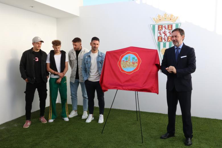 El Córdoba CF presenta su foto oficial con firma incluida de los jugadores