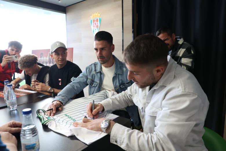 El Córdoba CF presenta su foto oficial con firma incluida de los jugadores