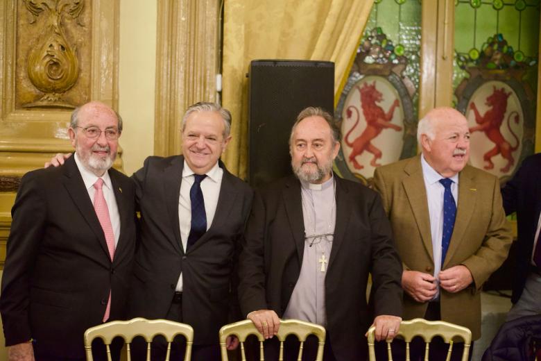 Los hermanos Aguirre junto al presidente de la Diputación, Salvador Fuentes