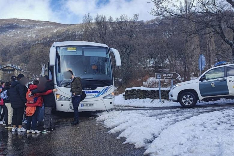 La Guardia Civil de Zamora ha auxiliado este viernes a un grupo de escolares de la provincia de Valladolid, que se encontraban en el albergue de San Martín de Castañeda (Zamora) y que no podían regresar a sus casas debido a que el autobús que les debía recoger no pudo acceder al lugar por la nieve