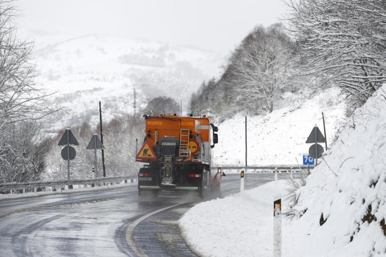 Una máquina quitanieves circula por la N-VI, Lugo, este sábado. La montaña de la provincia de Orense y la de Lugo se encuentra en alerta naranja ante la previsión de nieve y viento