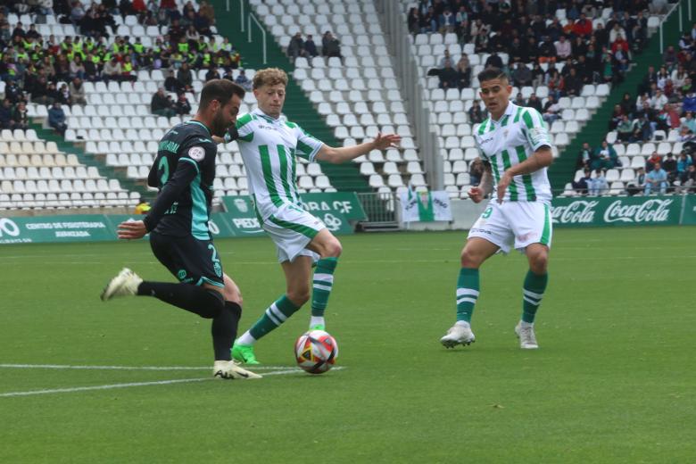 El Córdoba CF gana de nuevo ante su gente