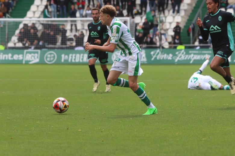 El Córdoba CF gana de nuevo ante su gente