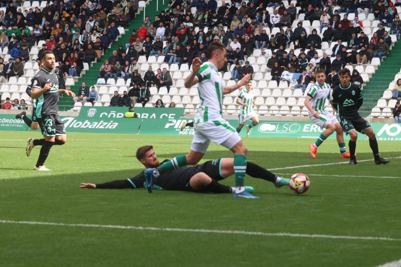 El Córdoba CF gana de nuevo ante su gente