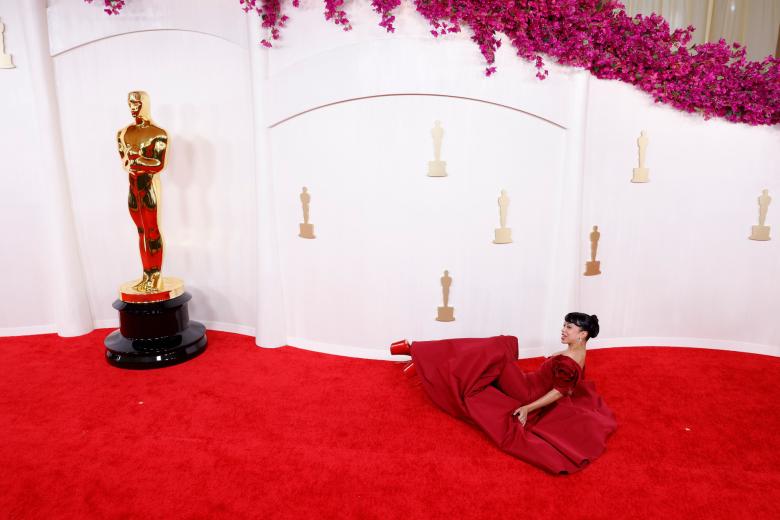 La caída de la actriz Liza Koshy en la alfombra roja de los Premios Oscar 2024
