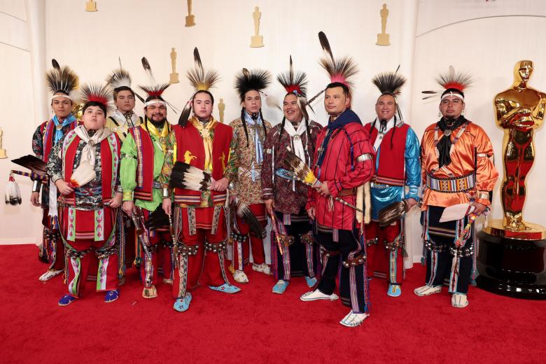 La banda Osage Tribal Singers posando en la alfombra roja de los Premios Oscar 2024