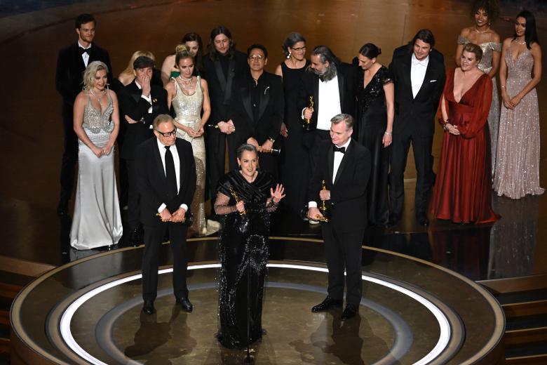 Momento en el que todo el cast de Oppenheimer subió al escenario del Dolby Theatre a recoger el Premio Oscar a 'Mejor Pelícla'