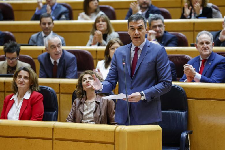El presidente del Gobierno, Pedro Sánchez (d) interviene en la sesión de control al Gobierno celebrada por el pleno del Senado