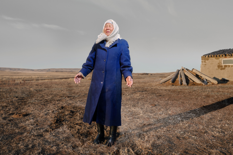 Bauyken, la mujer que aparece en la fotografía, ha vivido en Kyzyemshek (Kazajistán) desde 1962, lo que la ha convertido en testigo de algunas de las últimas pruebas nucleares realizadas en la región. Eddo Hartmann, que tituló a su serie fotográfica 'Into the Half Life', ha sido una de las fotografías seleccionadas en el concurso Sony World Photography Awards 2024, en la categoría de 'Proyecto documental'.