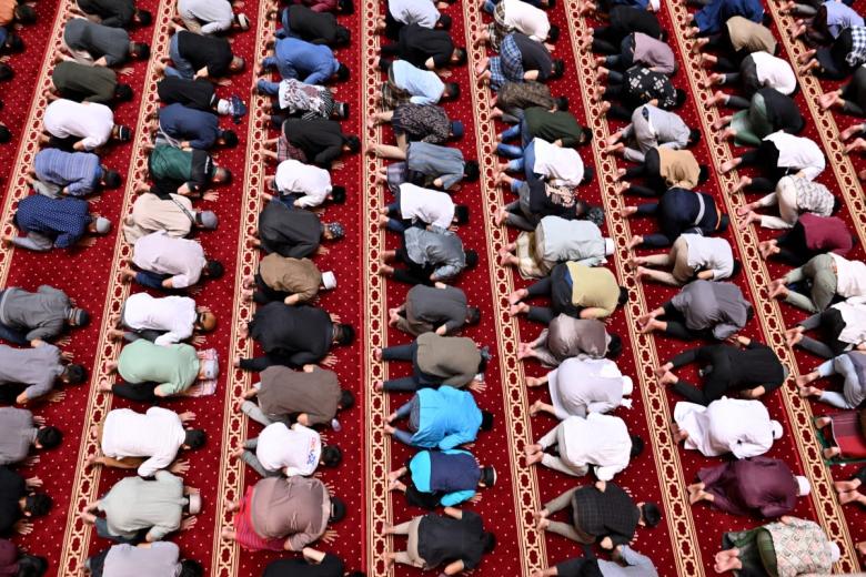 Los musulmanes ofrecen oraciones nocturnas en la segunda noche del mes sagrado del Ramadán en la mezquita Istiqlal en Yakarta, Indonesia el 12 de marzo de 2024.