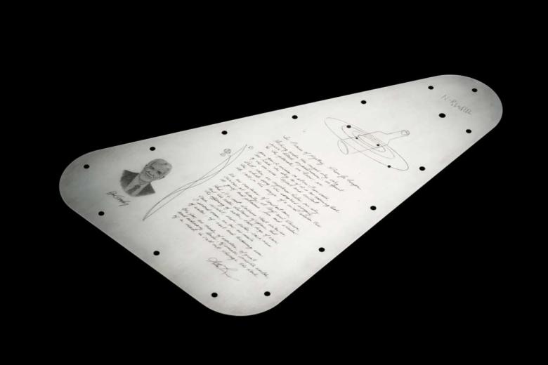La NASA presenta diseño de mensaje que irá a la luna Europa de Júpiter. En el corazón del artefacto está un grabado manuscrito de la poeta laureada estadounidense Ada Limón titulado “Elogio al misterio: un poema para la astronave Europa”, junto con un microchip de silicona con más de 2,6 millones de nombres enviados por el público.