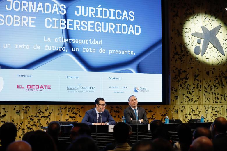 La ponencia inaugural sobre el mapa jurídico de la ciberdelincuencia, la inteligencia artificial, ha sido impartida por Manuel Marchena Gómez, Presidente de la Sala II del Tribunal Superior Supremo
