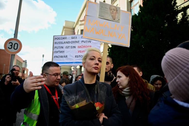 Yulia Navalnaya (centro), viuda del fallecido líder de la oposición del Kremlin, Alexei Navalny, asiste a un mitin en Berlín, donde los votantes hicieron fila para emitir su voto en las elecciones presidenciales de Rusia