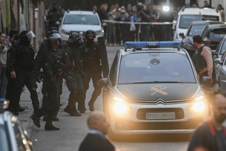 LAS GABIAS (GRANADA), 21/03/2024.- La Guardia Civil detiene a un vecino de Las Gabias, Granada, que se había atrincherado en su vivienda con cuatro bombonas de butano, este jueves. La Guardia Civil ha desalojado y detenido al hombre de 66 años atrincherado en su vivienda de Las Gabias (Granada) desde el mediodía de este jueves bajo la amenaza de hacer explosionar cuatro bombonas de butano. El hombre se atrincheró en su casa al mediodía para evitar ser detenido por la Guardia Civil, que fue a arrestarlo por un delito continuado de daños tras las más de 40 denuncias, en su mayoría por acoso, interpuestas por los vecinos. EFE/Miguel Ángel Molina