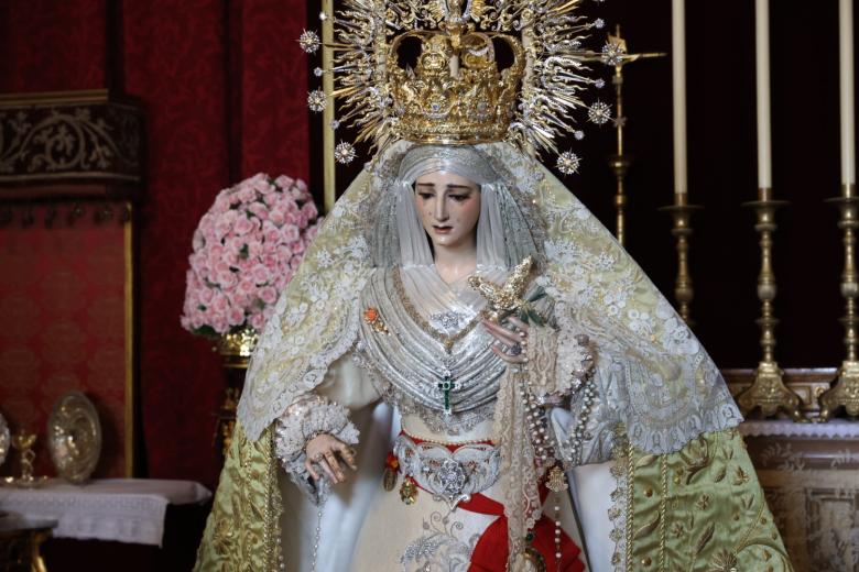 Besamanos de María Santísima de la Paz y Esperanza Coronada