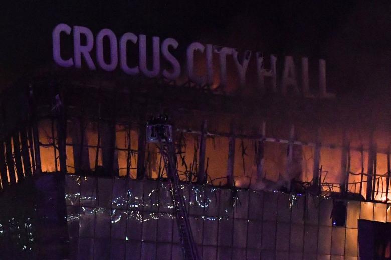 Cinco personas vestidas con trajes de camuflaje abrieron fuego en el auditorio municipal de Crocus, al noroeste de la capital.