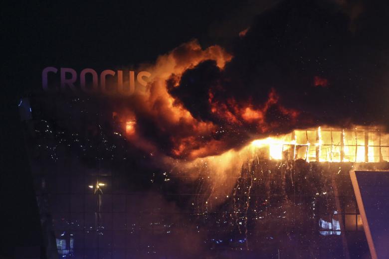 Las imágenes del incidente mostraban cómo un gran incendio se devoraba el techo de la sala de conciertos, dejando el recinto con una capacidad para 9.500 personas envuelto en un nube de humo y polvo