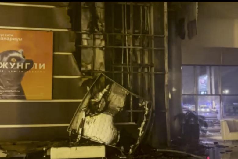 Una fotografía tomada de un vídeo distribuido por el servicio de prensa del gobernador de la región de Moscú muestra la sala de conciertos Crocus City Hall quemada tras el ataque terrorista en Krasnogorsk.