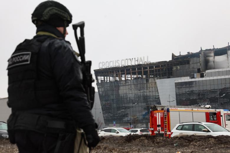 Un agente de la ley patrulla la escena del ataque con armas de fuego en la sala de conciertos Crocus City Hall en Krasnogorsk, en las afueras de Moscú, el 23 de marzo de 2024.