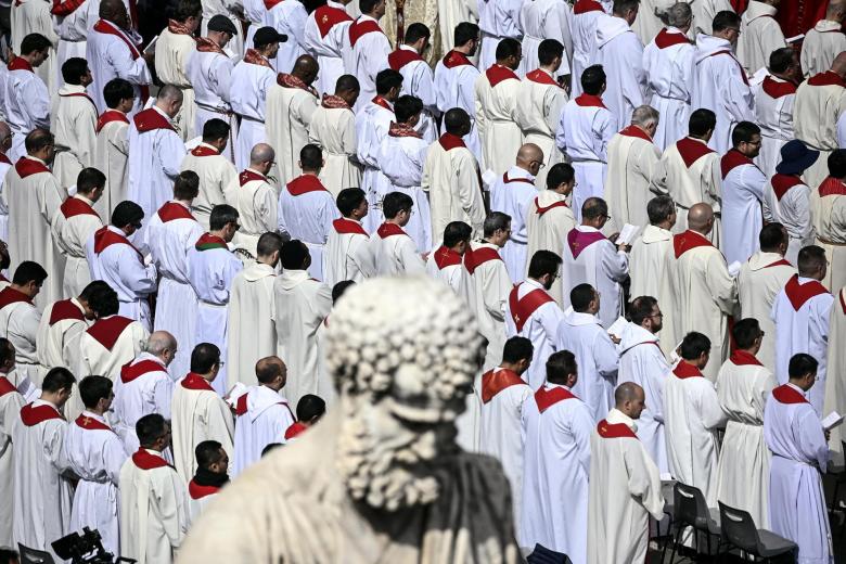 Cardenales y obispos asisten a la Santa Misa del Domingo de Ramos en la Plaza de San Pedro