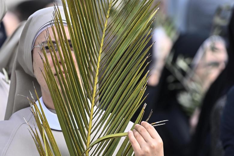 Una monja con hojas de palma también ha asistido a la Santa Misa del Domingo de Ramos en la Plaza de San Pedro