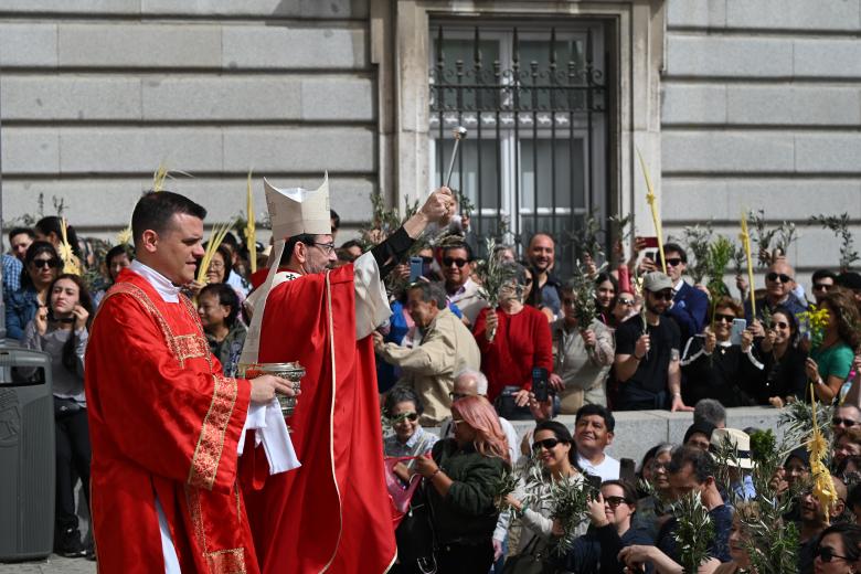 Bendición de las palmas y eucaristía del Domingo de Ramos oficiada por el arzobispo de Madrid, cardenal José Cobo, este domingo en la catedral de la Almudena.