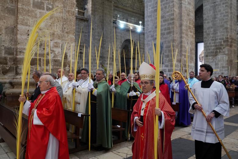 El arzobispo de Valladolid y presidente de la Conferencia Episcopal, Luis Argüello, en la bendición de las palmas de Domingo de Ramos y que sirve de inicio a la Semana Santa, en Valladolid.