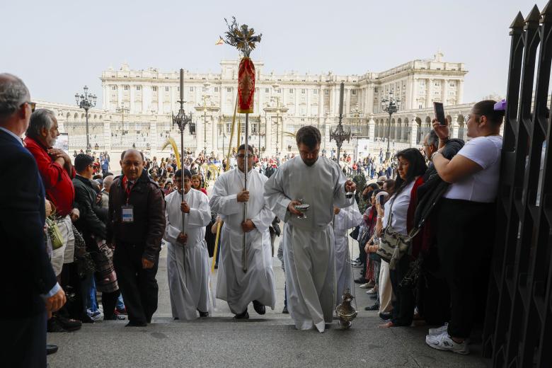 Durante la Bendicion de las Palmas y la Eucaristia del Domingo de Ramos en la Catedral de la Almudena en Madrid.