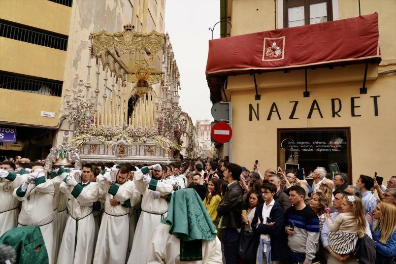 Salida procesional de María Santísima del Amparo perteneciente a la Cofradía de la Pollinica de Málaga el Domingo de Ramos.