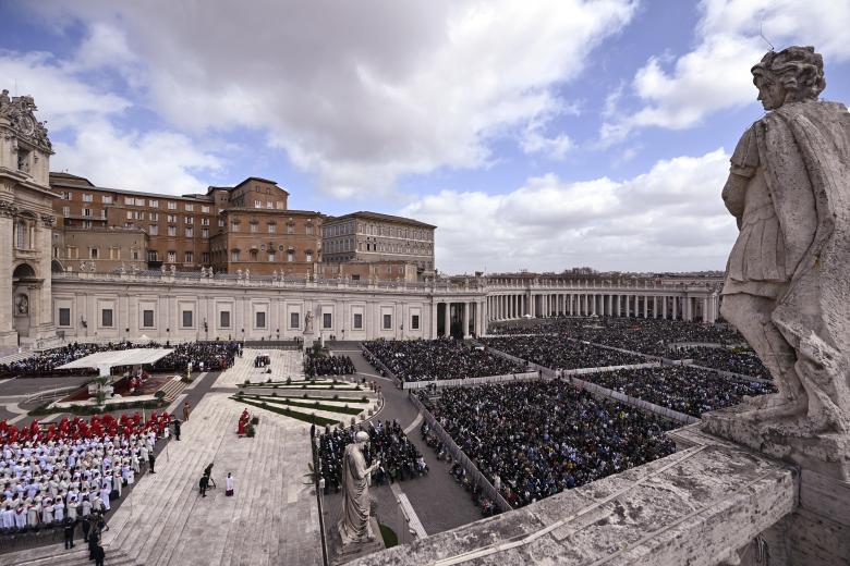 Miles de fieles asisten a la misa del Domingo de Ramos en la Plaza de San Pedro en el Vaticano.