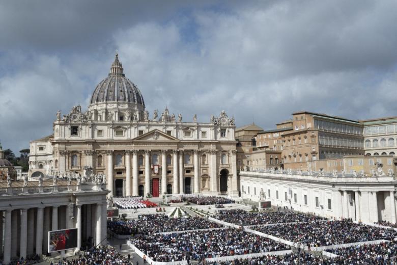 La Plaza de San Pedro en el Vaticano se llena de fieles en la misa del Domingo de Ramos.