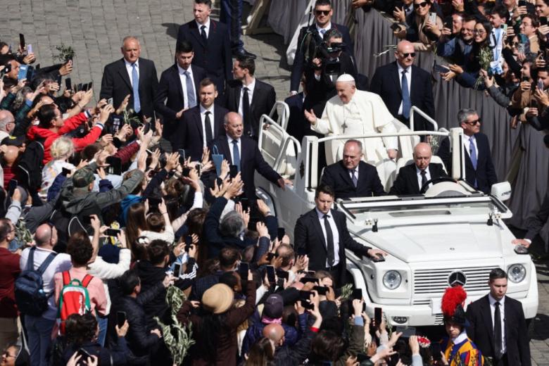 El Papa Francisco después de la misa del Domingo de Ramos en la Plaza de San Pedro en el Vaticano.