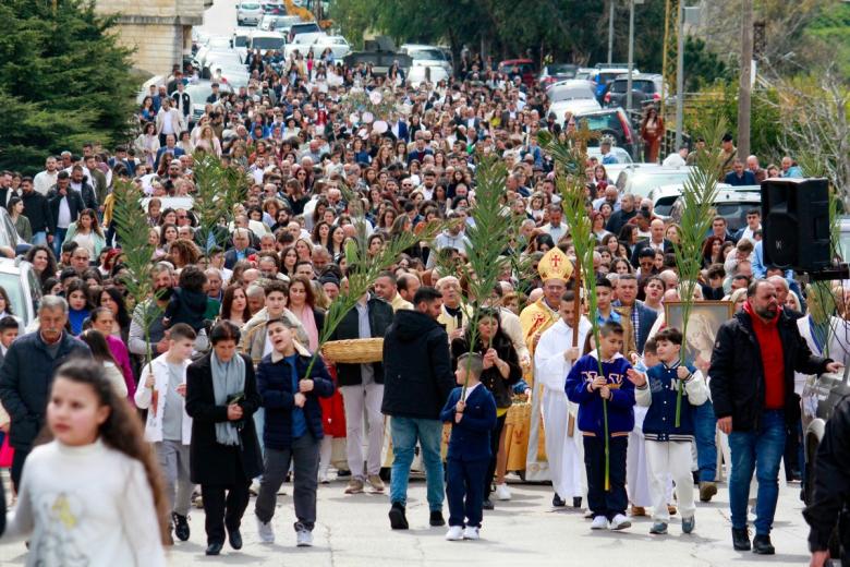 La gente participa en la procesión del Domingo de Ramos en la aldea de Qlayaa, en el sur del Líbano, cerca de la frontera con Israel.