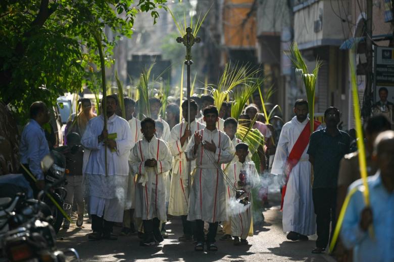 Devotos cristianos participan en una procesión del Domingo de Ramos en Chennai, India el 24 de marzo de 2024.