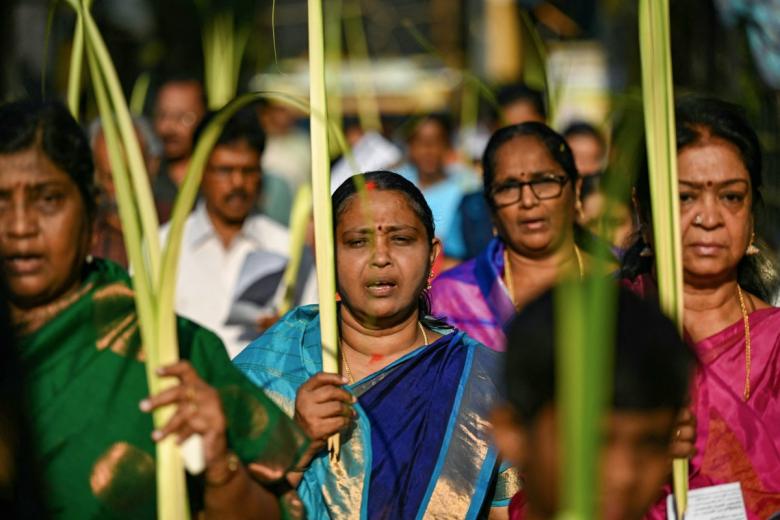Devotos cristianos participan en una procesión del Domingo de Ramos en Chennai, India.
