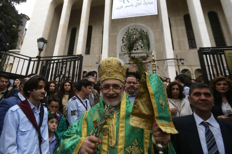 El arzobispo sirio, Nicolas Antiba, dirige a los fieles durante las celebraciones del Domingo de Ramos en la iglesia de la Señora de Damasco en Damascus, Siria.