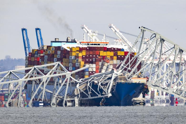 El puente Francis Scott Key permanece parcialmente colapsado después de que un buque de carga chocó contra él en Baltimore, Maryland, EE.UU