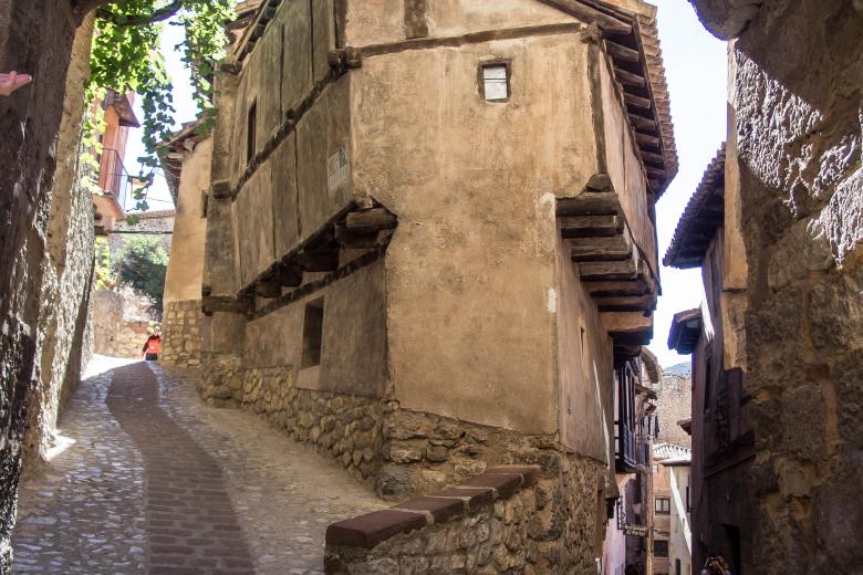 Se trata quizá de la puerta de acceso más conocida de Albarracín y una de las más fotografiadas, debido a que se encuentra junto a la casa de la Julianeta. La casa es una construcción del siglo XIV que toma el nombre de su dueña, Julianeta.