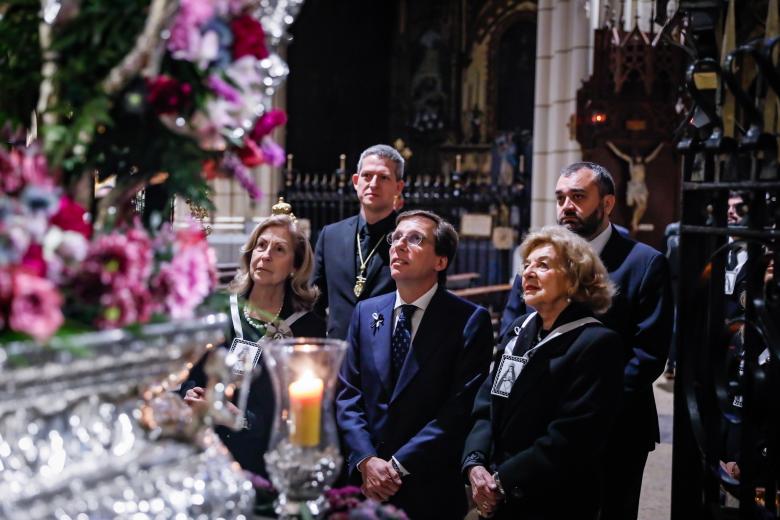 El alcalde de Madrid, José Luis Martínez-Almeida, visita  la Congregación de los Siete Dolores y la Cofradía del Santo Entierro