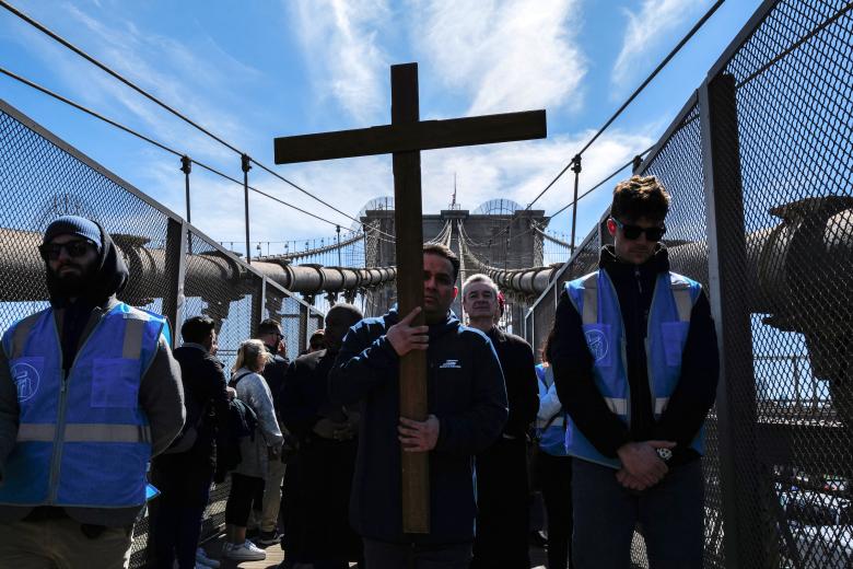 Via Crucis sobre el Puente de Brooklyn en Nueva York donde se emula el camino de Cristo al Calvario