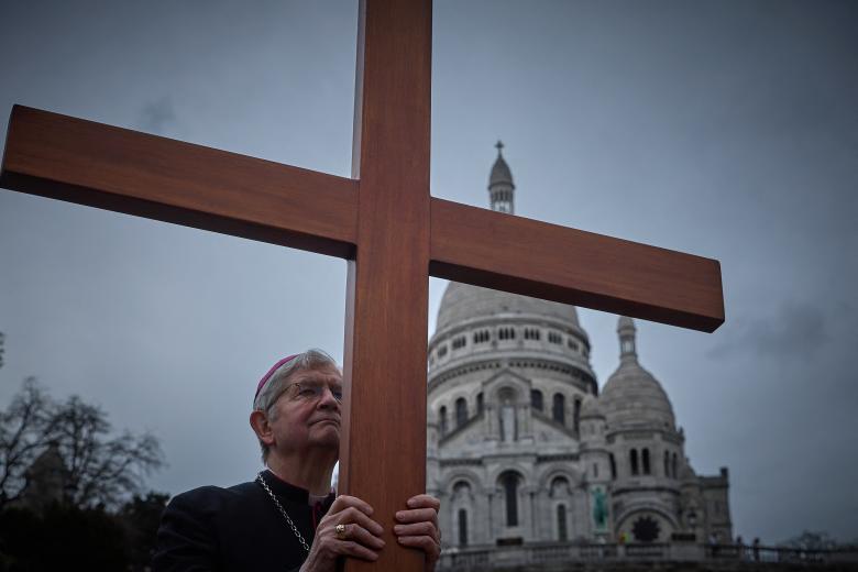 El arzobispo de París, Monseñor Laurent Ulrich, durante la última etapa del viaje que recorrió Jesús, como parte de las celebraciones del Viernes Santo