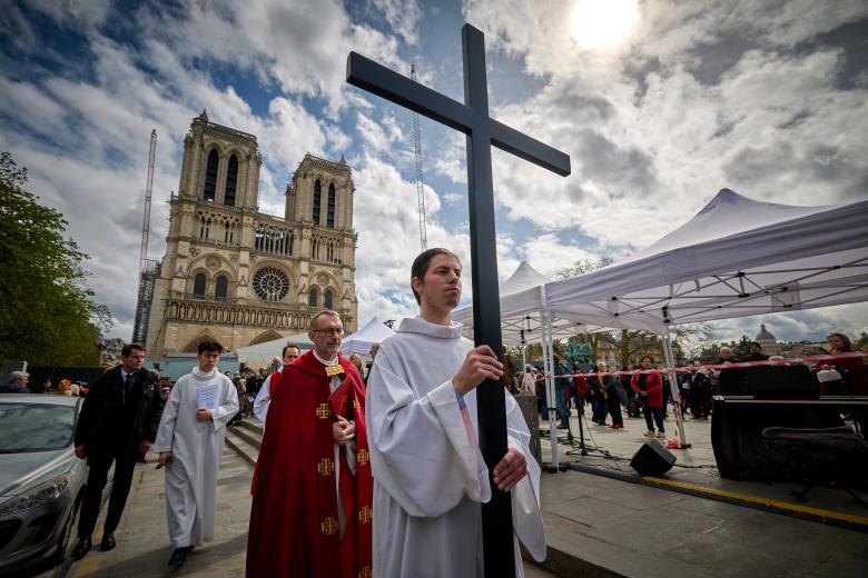 Procesión del Vía Crucis frente a la Catedral Notre-Dame de París