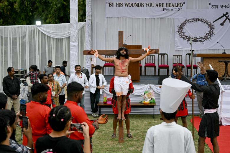 Devotos cristianos representan la crucifixión de Jesucristo para conmemorar el Viernes Santo en la Catedral del Sagrado Corazón en Nueva Delhi