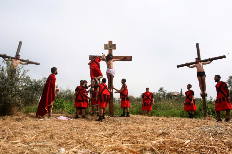 Un grupo de hombres de Qrayyeh, un pueblo en las afueras de la ciudad de Sidón, en el sur del Líbano, escenifican la crucifixión de Jesucristo