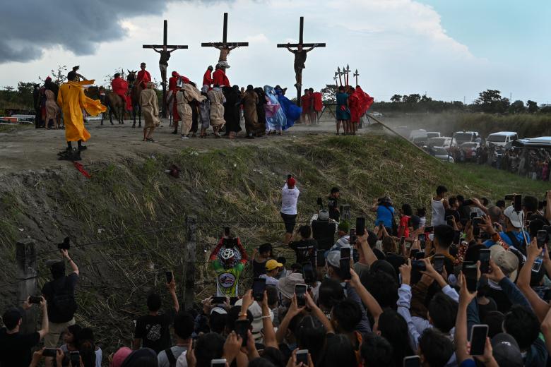 La gente observa la recreación de la crucifixión de Jesucristo en San Fernando, provincia de Pampanga (Filipinas)