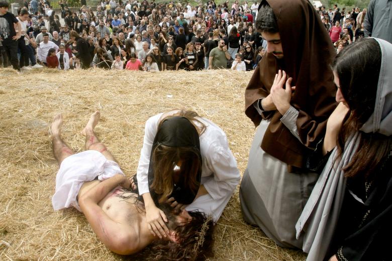 Actores libaneses recrean la muerte de Jesucristo en el pueblo de Qrayyeh, sur del Líbano