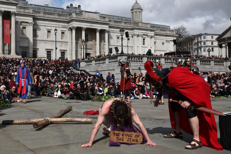 El actor Peter Bergin interpreta a Jesucristo durante una representación de 'La Pasión de Jesús' en Trafalgar Square (Londres) ante 20.000 personas